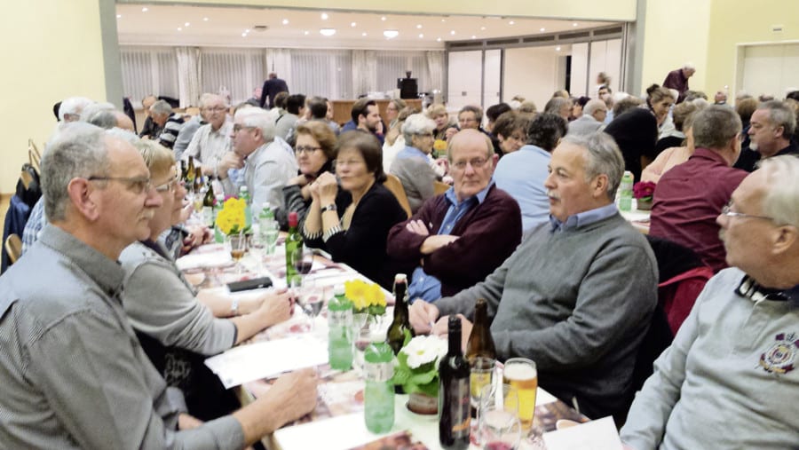 Aufgeräumte Stimmung an der GV des Familiengärtnervereins Ebikon. Bild Beat Küchler.