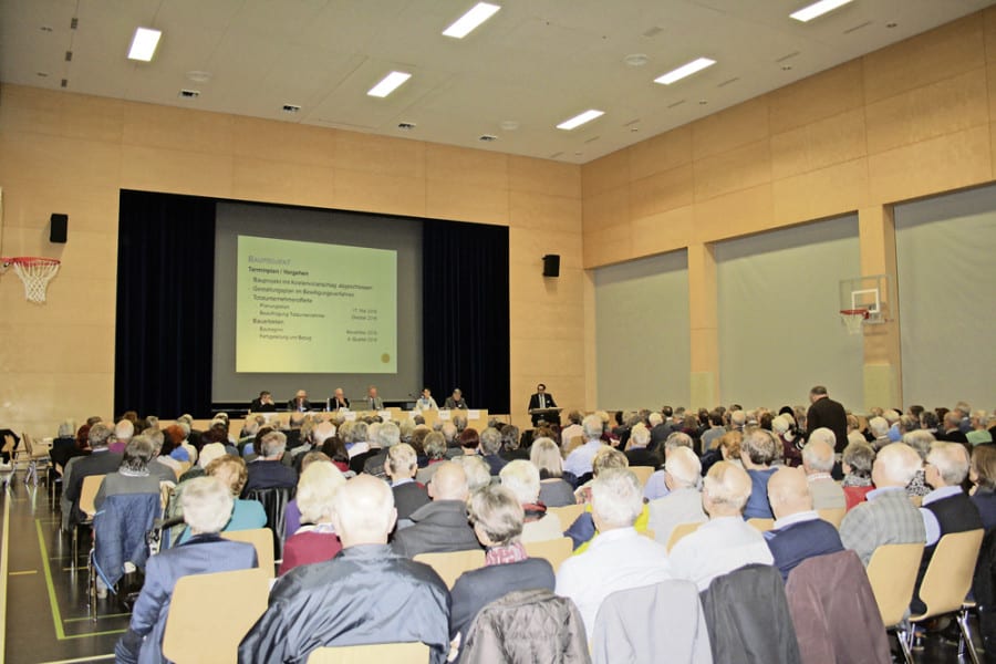 Über 200 Personen nahmen an der Gründungsversammlung der Genossenschaft «Wohnen und Leben am Riedbach» im Zentrum Teufmatt teil. Bild Stefan Jäggi.