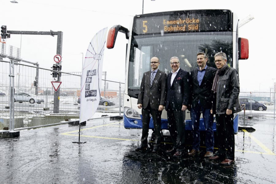 Martin Senn (Geschäftsführer Auto AG Rothenburg), Regierungsrat Robert Küng, Josef Schmidli (Gemeinderat Emmen) und Norbert Schmassmann (Direktor vbl) starten das Aktionsjahr auf der Baustelle des Bushubs am Seetalplatz.