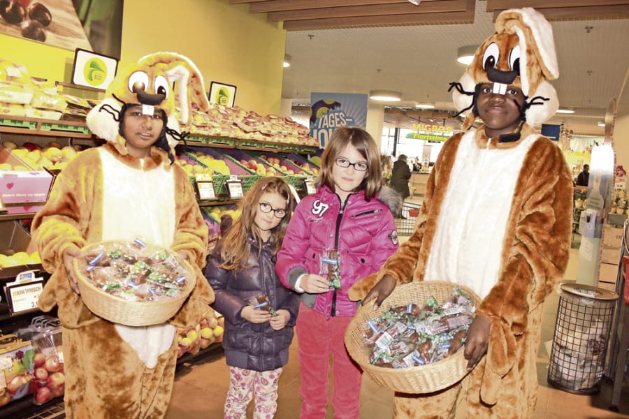 Dieser unverhoffte Osterhasen-Treff lohnte sich für Svea und Mara Luisa und viele andere Kinder: Sie wurden mit Schoggihäsli beschenkt. Bild Rolf Willimann.