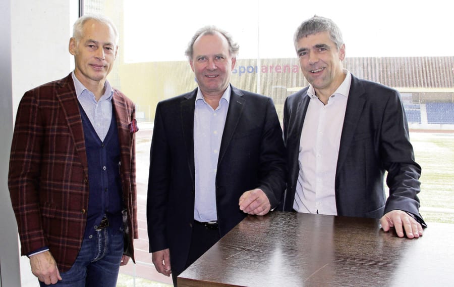Ruedi Stäger, Präsident FCL, Felix Meyer, Geschäftsleiter der Migros Luzern und Werner Baumgartner, Präsident SCK anlässlich der Vertragsunterzeichnung im März 2016. Bild zVg.