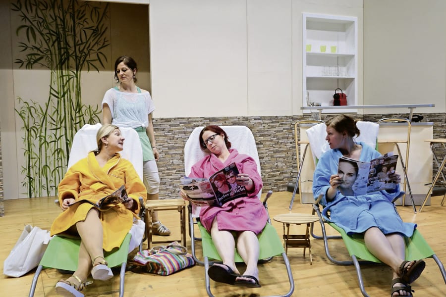 Es geht hoch zu und her in der Sauna: Liegestühle: Marianne Hauser als Theres Liebi (gelb), Judith Sutter als Lisbeth Metger (pink), Janine Zemp als Ursula Dammbach (blau) und Doris Kaufmann als Saunameisterin Rita Trost. Bild zVg.