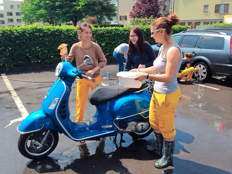 Nicht nur Autos, auch Velos, Motorräder und Roller werden von den Blauring-Putzfeen auf Hochglanz poliert. Bild zVg.