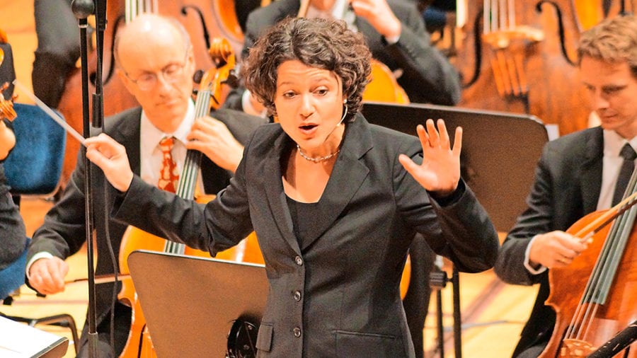 Moana N. Labbate führt den Konzertchor Klangwerk Luzern zu gesanglichen Höhenflügen. Bild zVg.