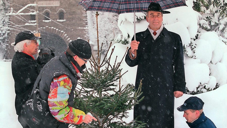 Tontechniker Martin Grossen, rechts, Regisseur Urs Studer, links, und Visagistin Corinne Kaiser bereiten am Mittwoch, 29. Dezember 1999 den Bundespraesidenten des Jahres 2000, Adolf Ogi, in dessen Heimatort Kandersteg, Bern, fuer die traditionelle Neujahrsansprache fuer das Schweizer Fernsehen vor. Ogi hat als Hintergrund fuer seine Ansprache das Nordportal des Loetschbergtunnels gewaehlt. (KEYSTONE/Alessandro della Valle)