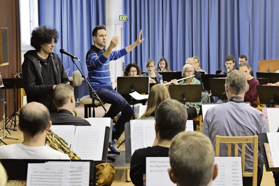 Die Lucerne Concert Band mit Dirigent Gian Walker und Magier Alex Porter während einer Probe für den Auftritt am 23. April im KKL. Bild zVg.