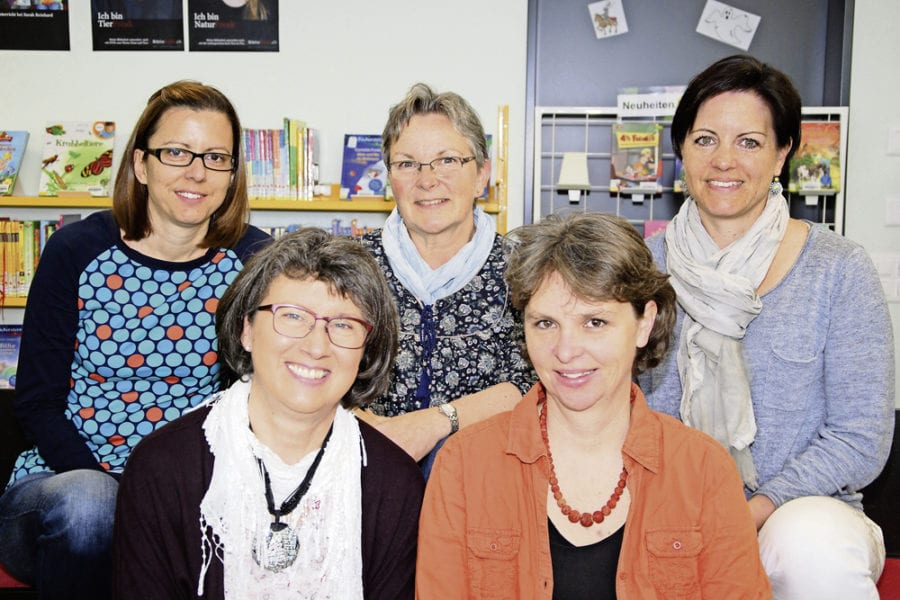 Die Bibliothekarinnen Daniela Bachmann, Lilo Keller, Vreni Bürkli, Brigitte Bründler und Janine Felder. Bild zVg.