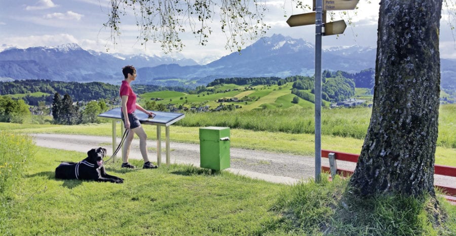 Mit Blick zum Pilatus: Die neue Panoramatafel auf der Äbnetweid. Bild zVg.