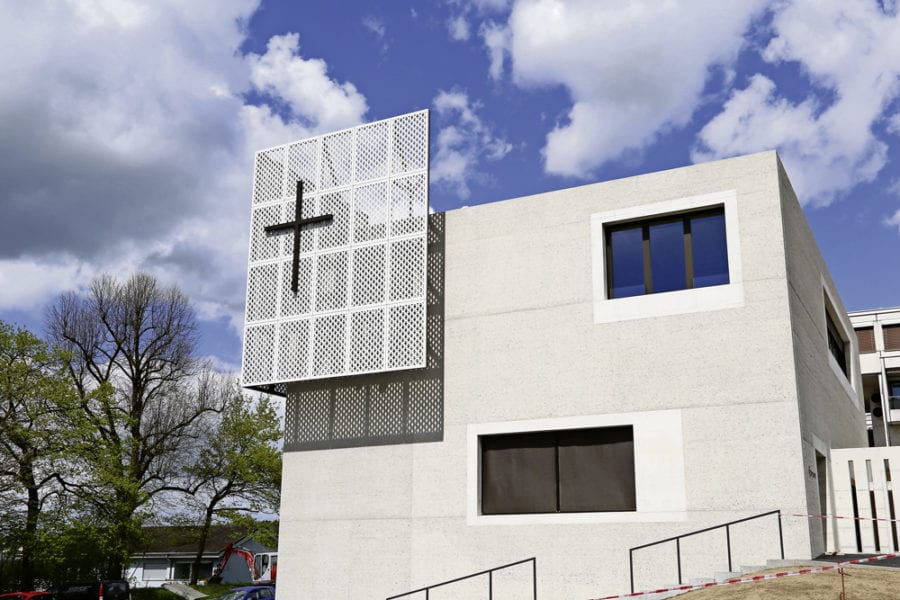 Wie ein Fels, ein Monolith, steht das neue Kirchenzentrum Höfli an der Hartenfelsstrasse in Ebikon. Bild Marcel Bucher.