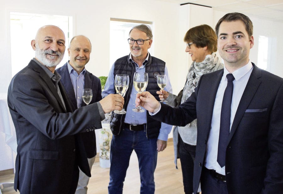 Stevan Filipendin (links) und Flavio Hofstetter (rechts) stossen mit Gästen auf die Partnerschaft ihrer beiden Dental-Betriebe an. Rolf Willimann