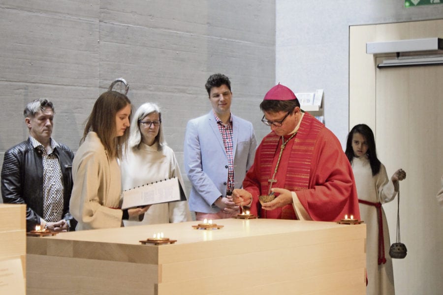 Inmitten von Gläubigen: Bischof Felix Gmür segnet den Franziskus-Altar im neuen Höfli-Pfarreizentrum.