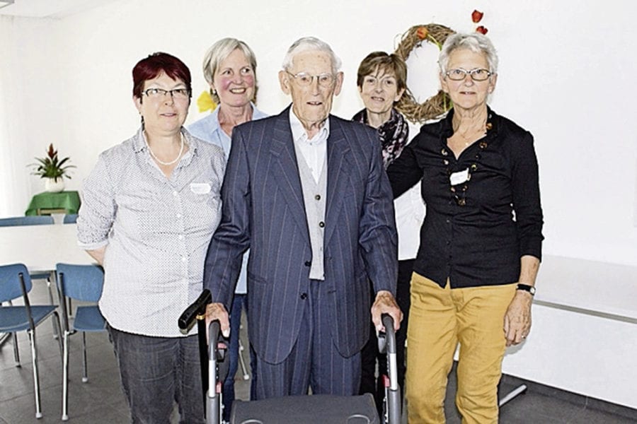 Alois Koch mit den Organisatorinnen: Auch mit 105 Jahren noch Hahn im Korb!