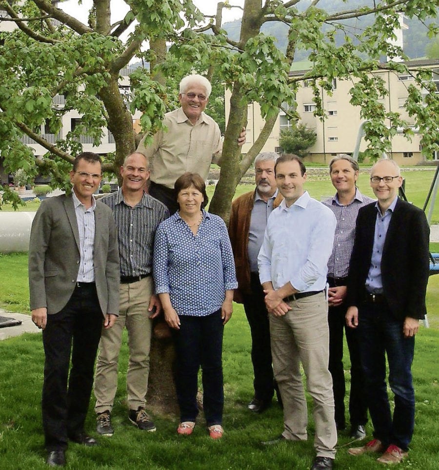 Freuen sich über den geschenkten Ahornbaum: Heinz Amstad, Geri Fischer, Fritz Fischer, Käthy Ruckli, Erwin Arnold, Patrick Bieri, Ivo Egger und Philipp Schärli. Bild zVg.