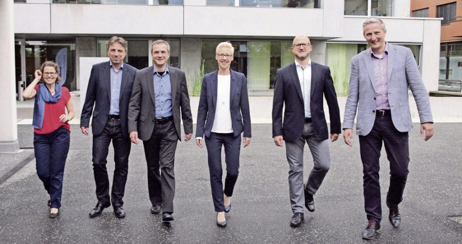 Der Ebikoner Gemeinderat ab September 2016: Ruedi Kaufmann, Daniel Gasser (Gemeindepräsident) Susanne Troesch-Portmann, Andreas Michel und Hans-Peter Bienz. Ganz links im Bild Geschäftsführerin Pia Maria Brugger Kalfidis. Bild zVg.