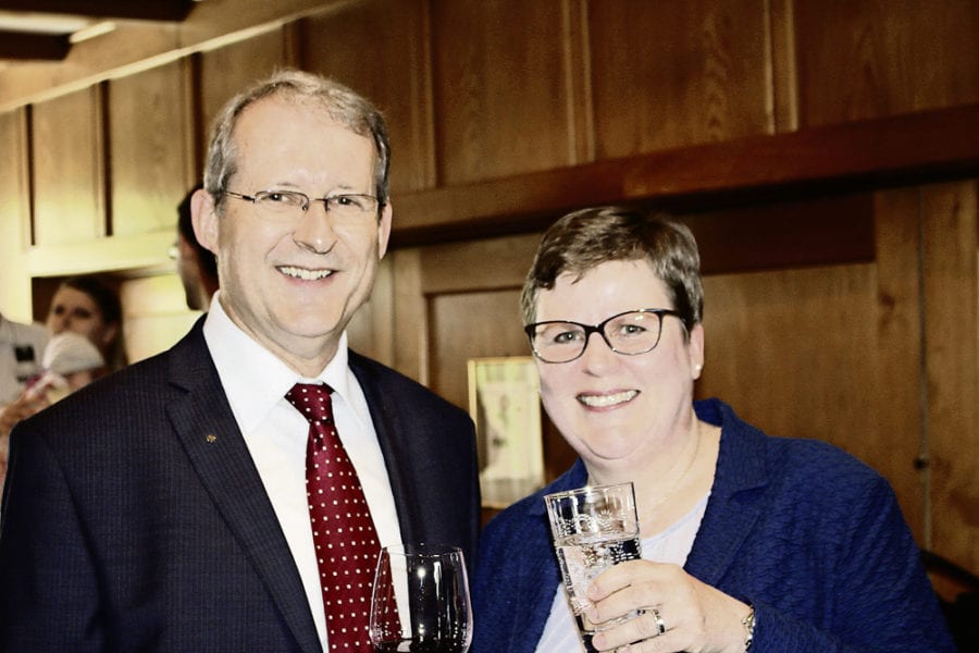 Peter Stutz und Co-Präsidentin Marion Maurer stossen auf einen erfolgreichen Verlauf der Wahlen an. Bild zVg.