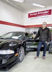 Open Days Promoter und Garagist Hugo Britschgi mit einem getunten Mitsubishi.