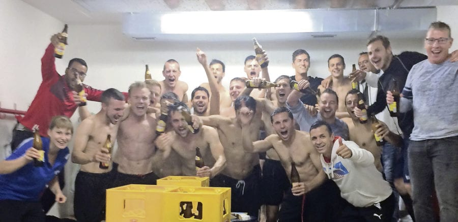 Freude herrscht! Die 1. Mannschaft des FC Perlen-Buchrain feiert den Aufstieg in die 2. Liga Interregional. Bild zVg.