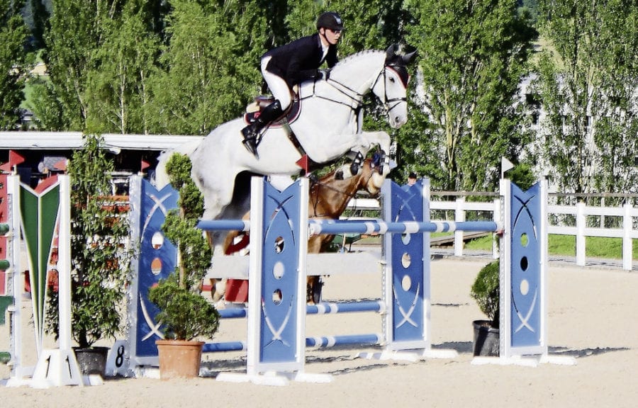 Horse Management-Reiter James Shore mit Adeway in der Hauptprüfung N145, A.