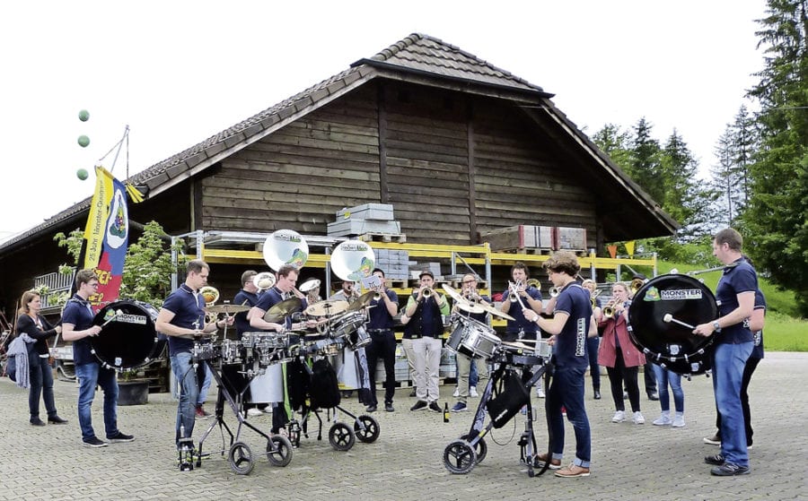 Halb so alt wie die jubilierenden Gartenbauer: Die Monster-Guugger Bueri zogen eine Geburtstags-Show ab. Bilder Rolf Willimann.