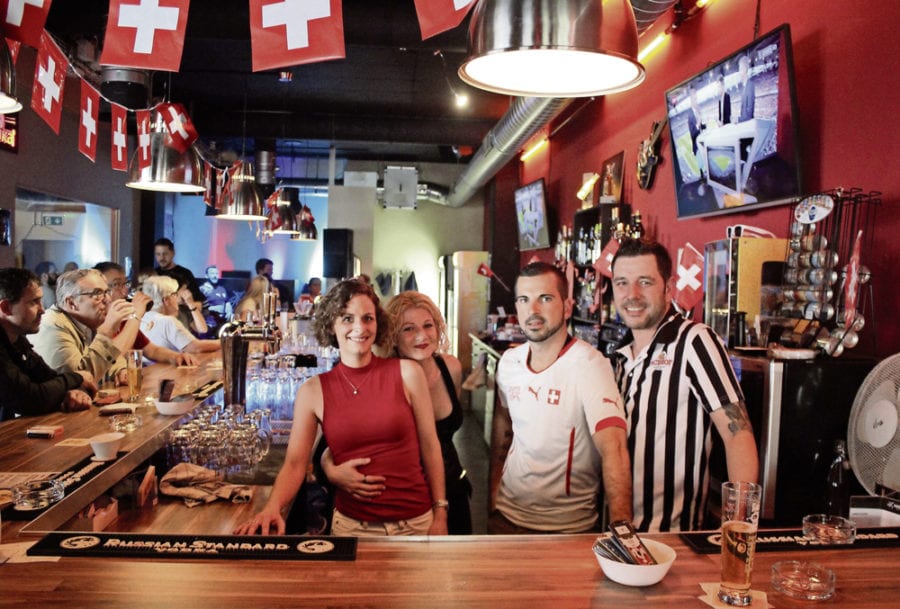 Gute Gastgeber auch im EM-Fieber: Anja, Tamara, Martin Möll und Patrick Meier. Bild Rolf Willimann.