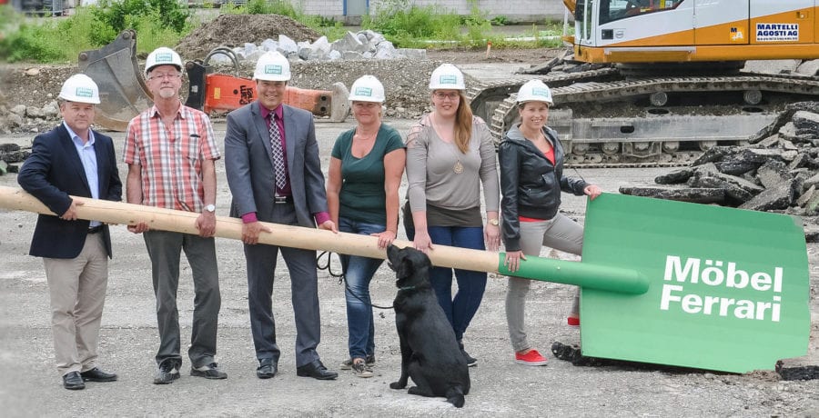 Gino Martelli (TU), Felix Meier (Architekt), René und Brigitte Ferrari mit Töchtern Fabienne und Ylenia (v.l.n.r)