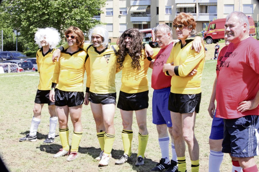 Die Nostalgie-Teams der Suchy-Boys und der Giebelrancher erwarten gespannt das Penaltyschiessen.