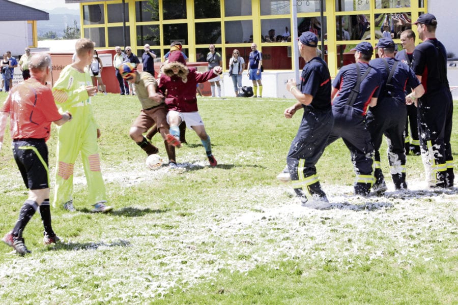 Spektakel beim Plauschspiel zwischen der Feuerwehr und den Rontal-Guuggern.