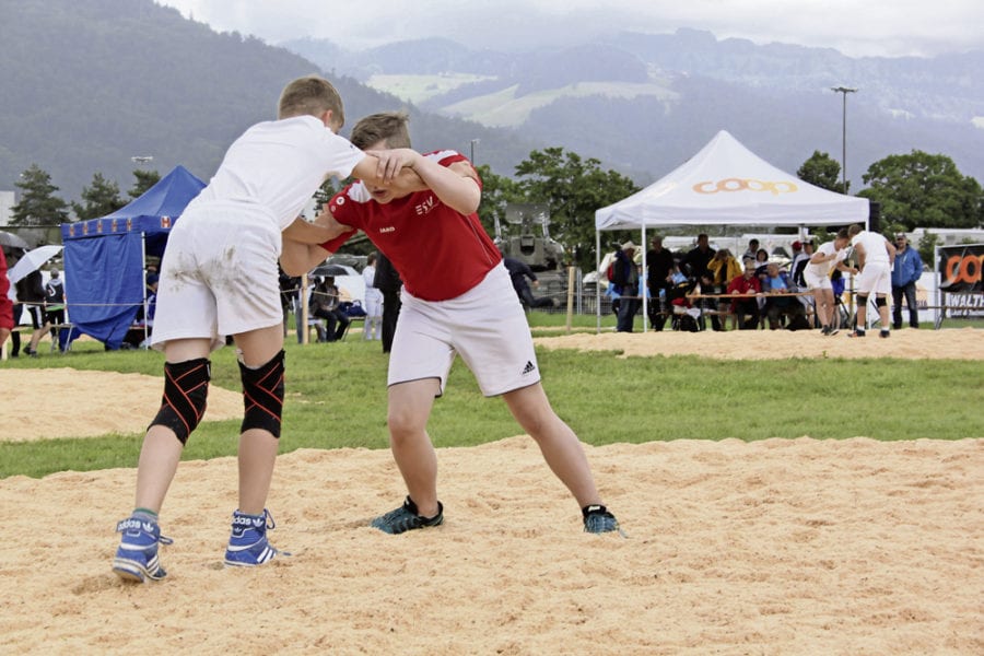 Flavio Zemp (rotes Shirt) beim Ringen. Bild zVg.