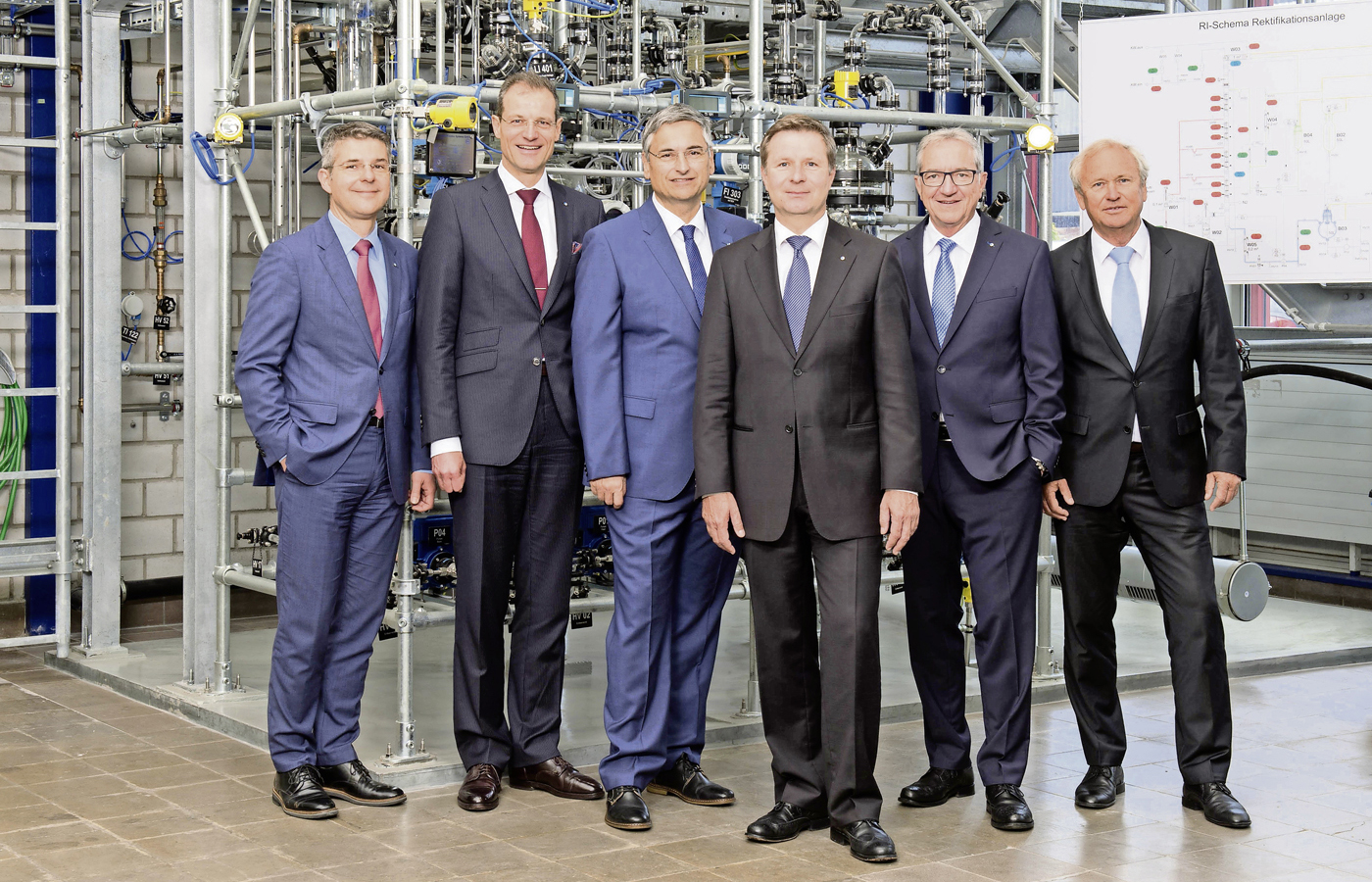 Das neue Regierungsratsfoto vor der Rektifikationsanlage an der Hochschule Luzern – Technik & Architektur: Die Regierungsräte Paul Winiker und Robert Küng, Regierungspräsident Marcel Schwerzmann, die Regierungsräte Guido Graf und Reto Wyss sowie Lukas Gresch-Brunner, Staatsschreiber. Bild zVg.