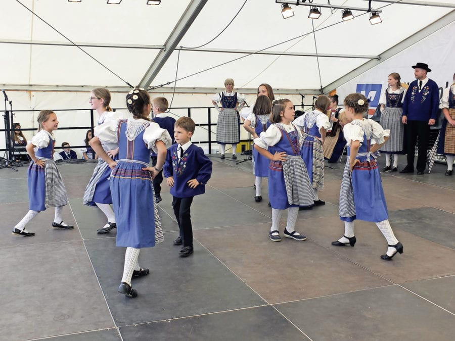 Die Kindertanzgruppe Ebikon zeigt ihr Können.