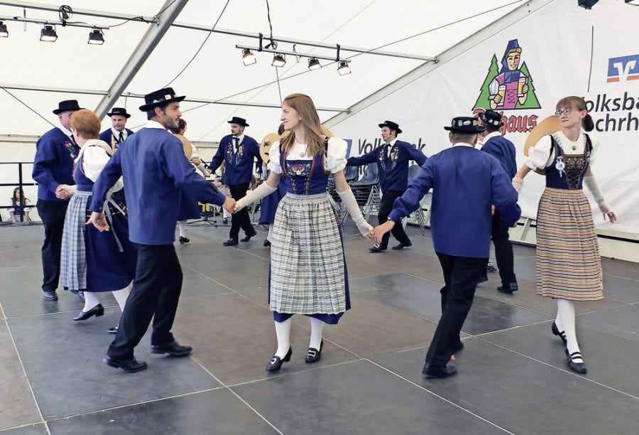 Auftritt der Regiotanzgruppe Adligenswil, Luzern und Ebikon. Bilder Werner Betschart.