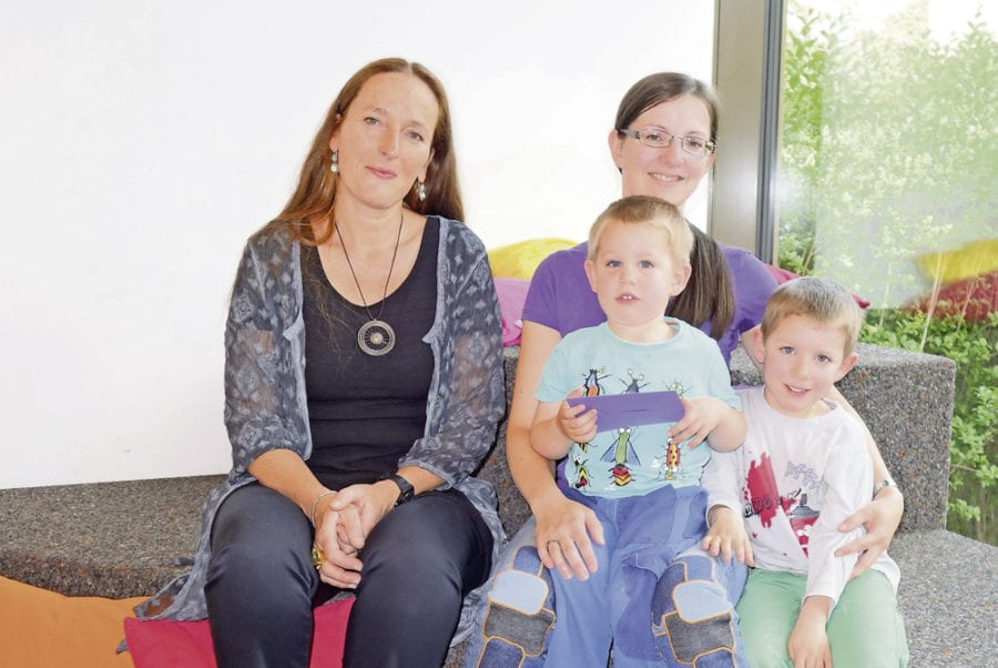 Agnes Ulrich (links) lag mit ihrer Schätzung am nächsten bei den 650 Neukunden der Bibliothek Ebikon und hat den Wettbewerb gewonnen. Astrid Breitenmoser erreichte mit ihren Kindern den dritten Platz. Bild zVg.