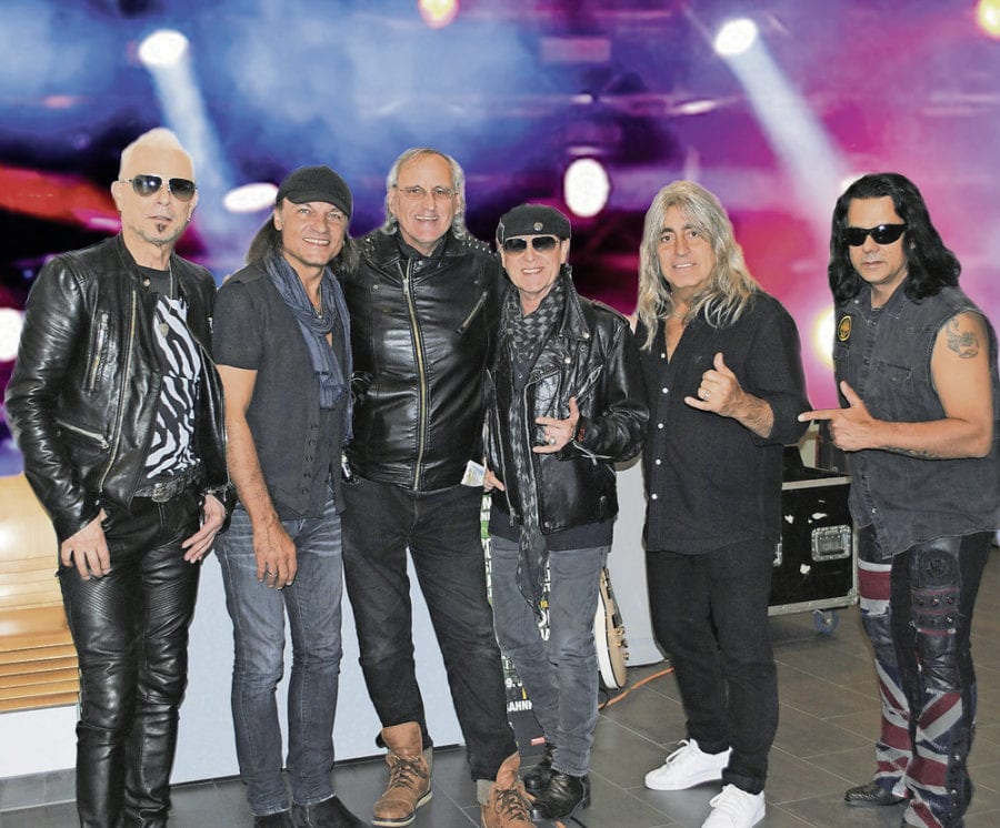 Backstage mit den Scorpions am «Rock The Ring»-Festival: «rontaler»-Journalist Mario P. Hermann (3. v.l.) und der neue Ersatz-Drummer, ex-Motörhead Mikkey Dee (2. v.r.). Bild: Scorpions-Management.
