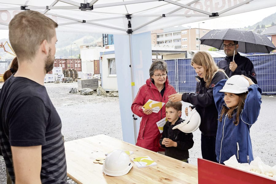 Der Bauhelm bot für einmal auch Schutz vor dem Regen.