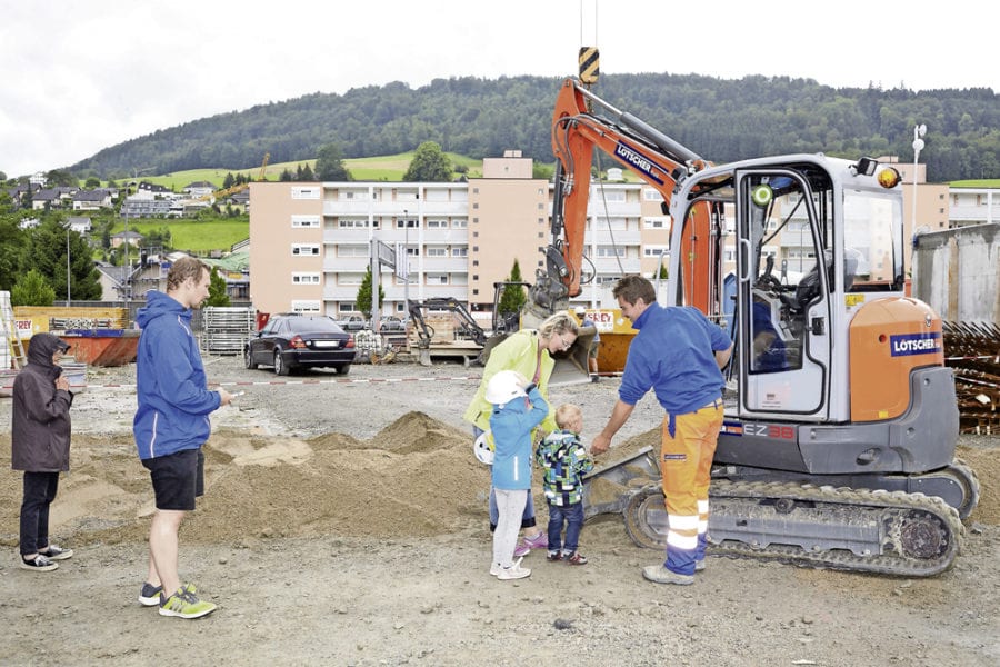 Faszination Bagger. Gross und Klein waren angetan.
