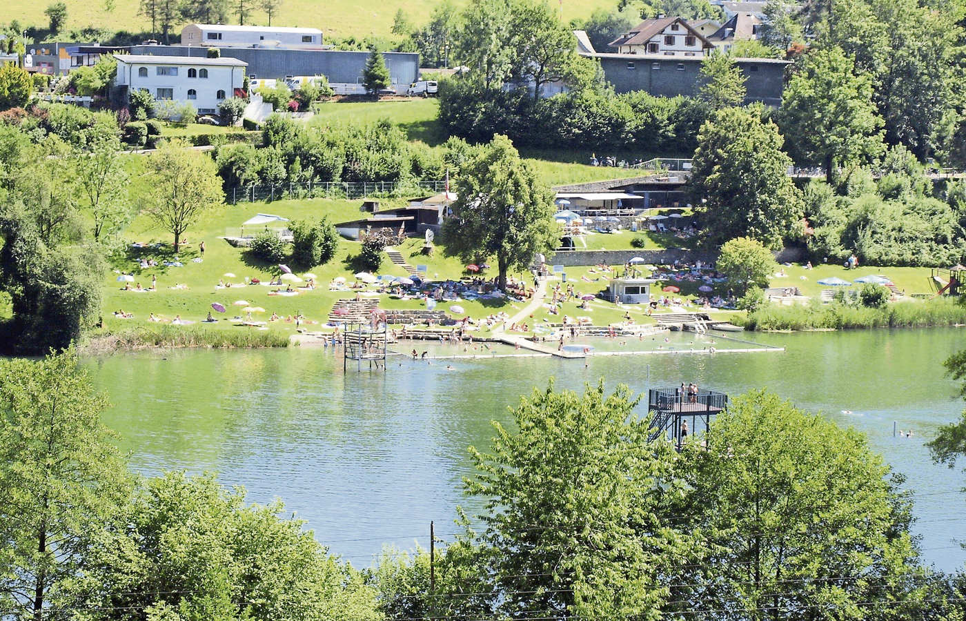 Am besten testet man das saubere Wasser gleich selber in der Rotsee-Badi! Bild zVg.