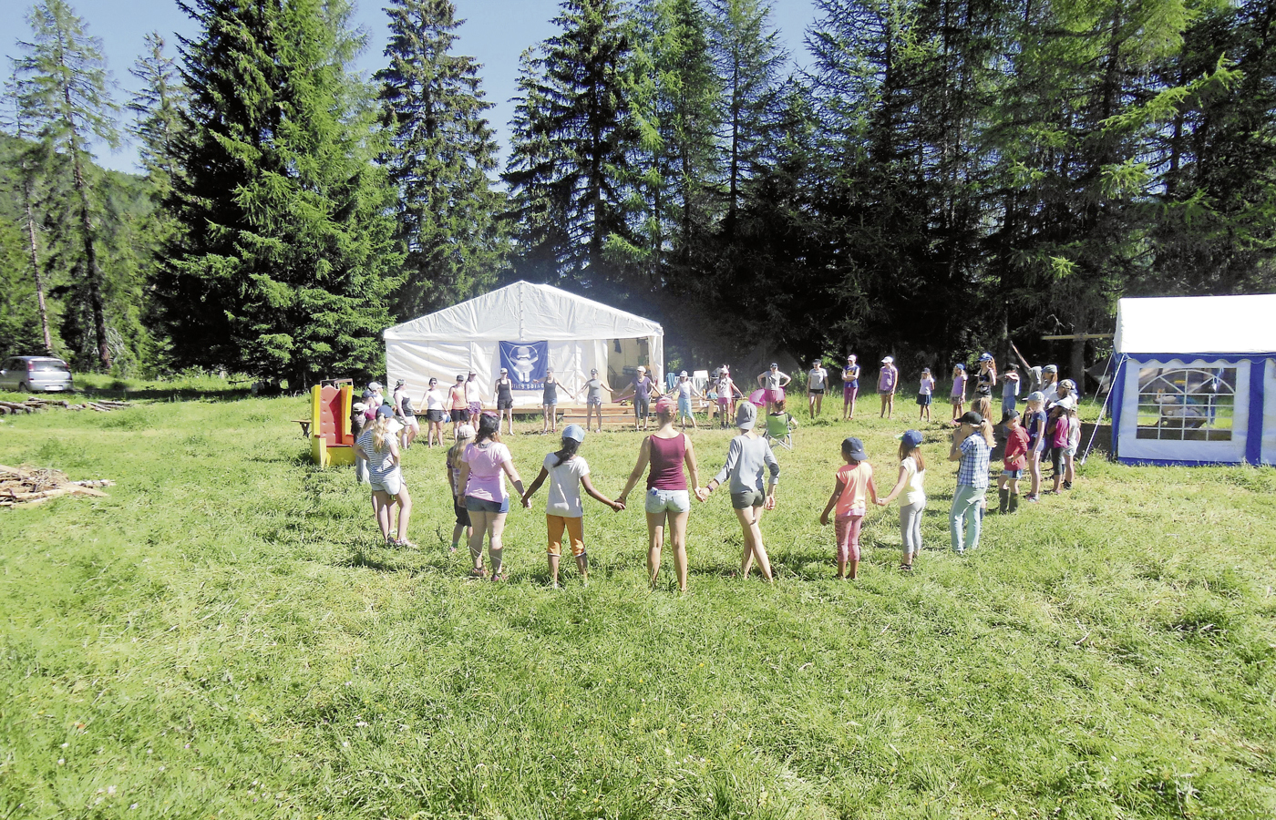 Hinkelsteine werfen, Musikinstrumente herstellen, Steinschleuderschiessen und vieles mehr zu tun gab es im gallischen Dorf. Bilder zVg.