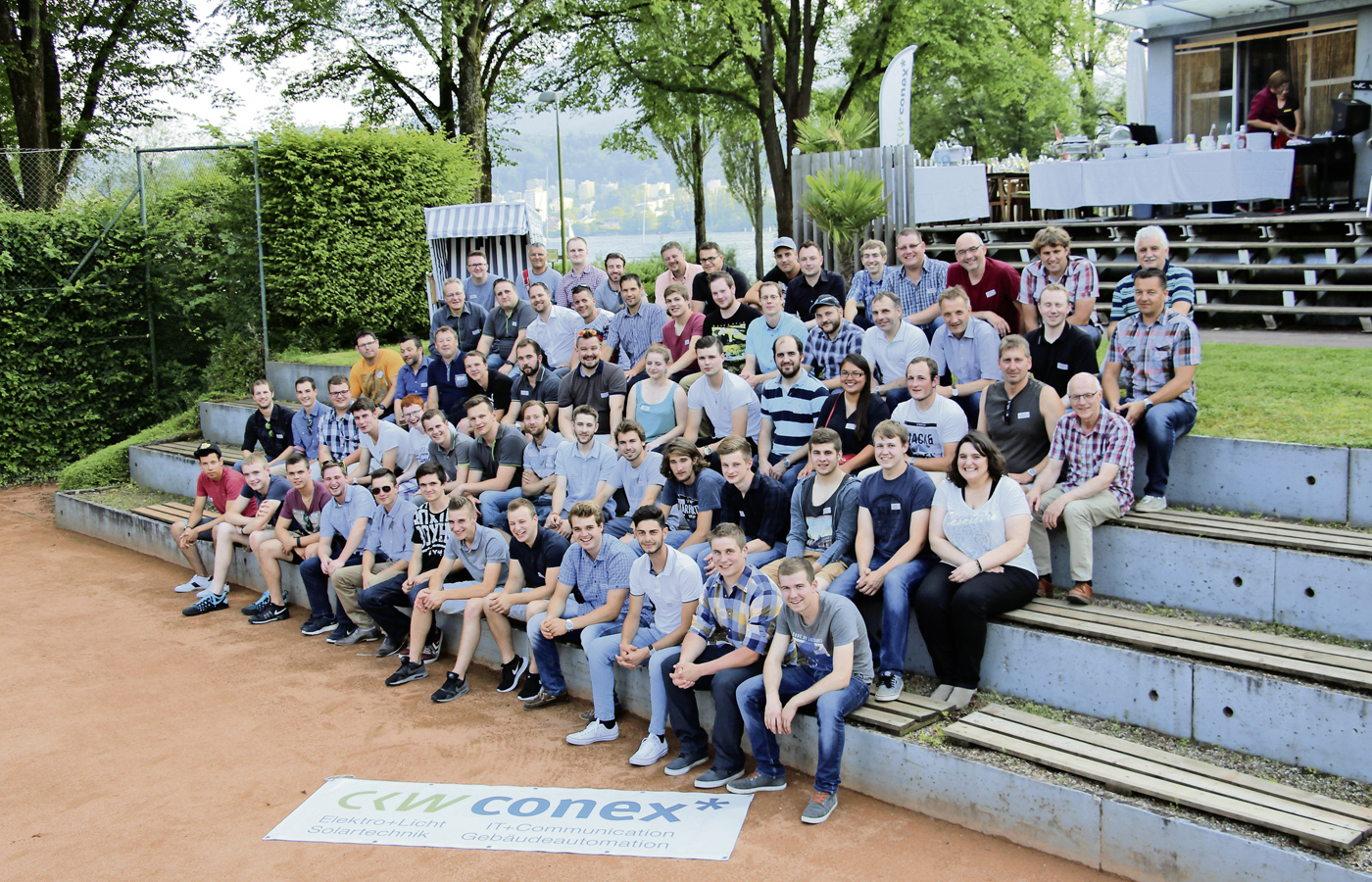 Die erfolgreichen Lehrlinge von CKW Conex zusammen mit ihren Lehrmeistern. CKW Conex ist die grösste Ausbildnerin innerhalb der CKW-Gruppe. Bild zVg.
