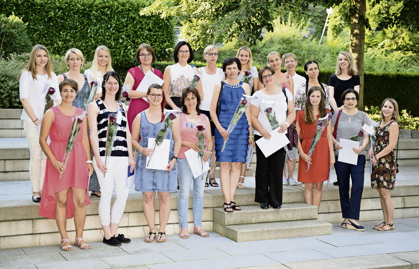Die Frei's Schulen feierten 37 Absolventinnen in 4 Weiterbildungen. Bild zVg.