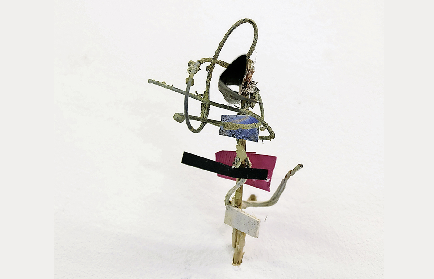 Bildhauerarbeit aus der Serie «Chromosomen» von Christian Herter, zu sehen in der Produzentengalerie Alpineum in Luzern. Bild zVg.