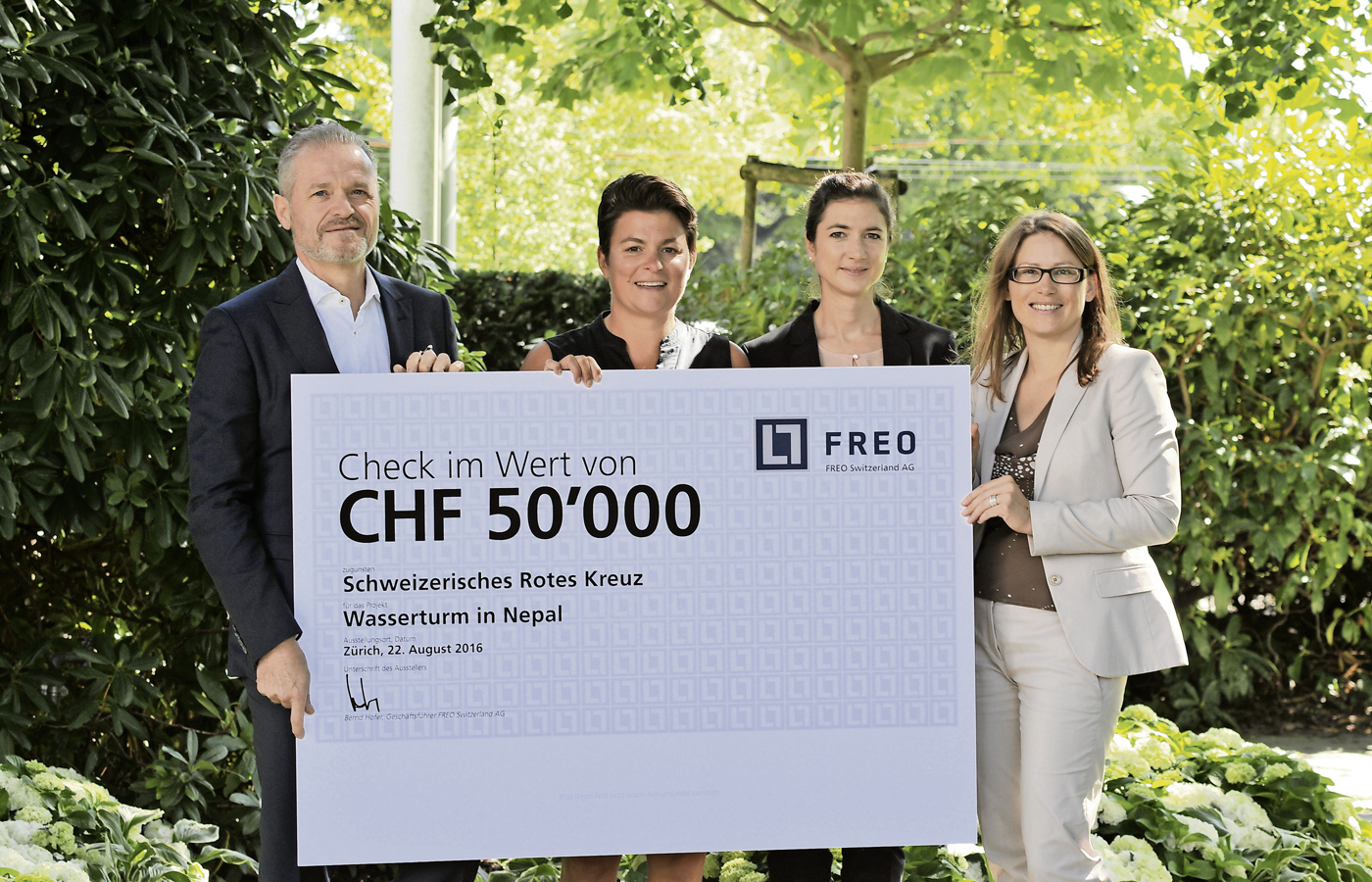 Checkübergabe mit Bernd Hofer, FREO Switzerland AG, Geneviève Bovet, Events SRK, Noëlle Rüetschi, Corporate Partnerships SRK und Isabelle Roos, Corporate Partnerships SRK. Bild zVg.