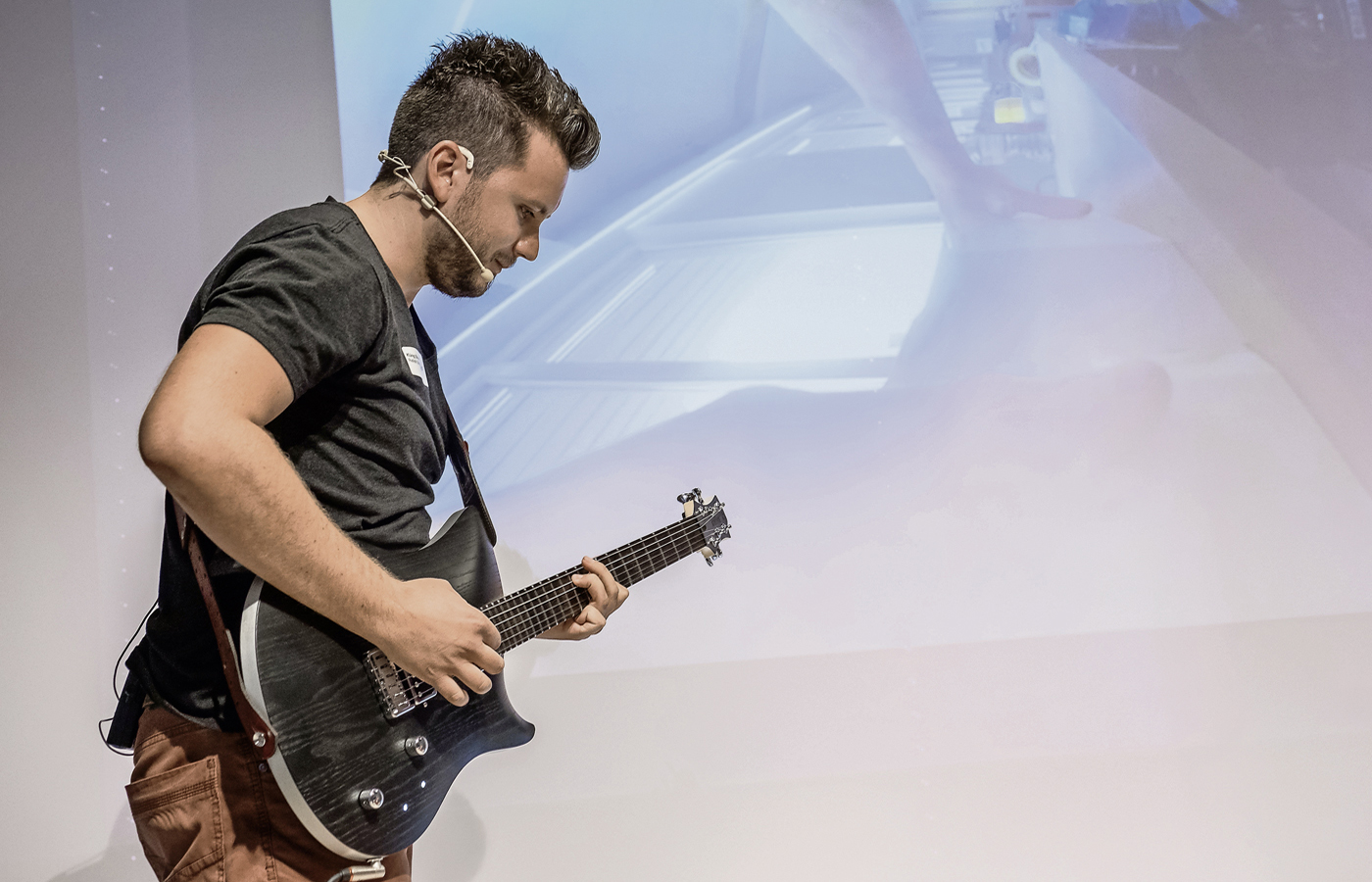 Silvan Küng, Relish Brothers AG, demonstriert live den Klang seiner Gitarre «Jane». Bild zVg.