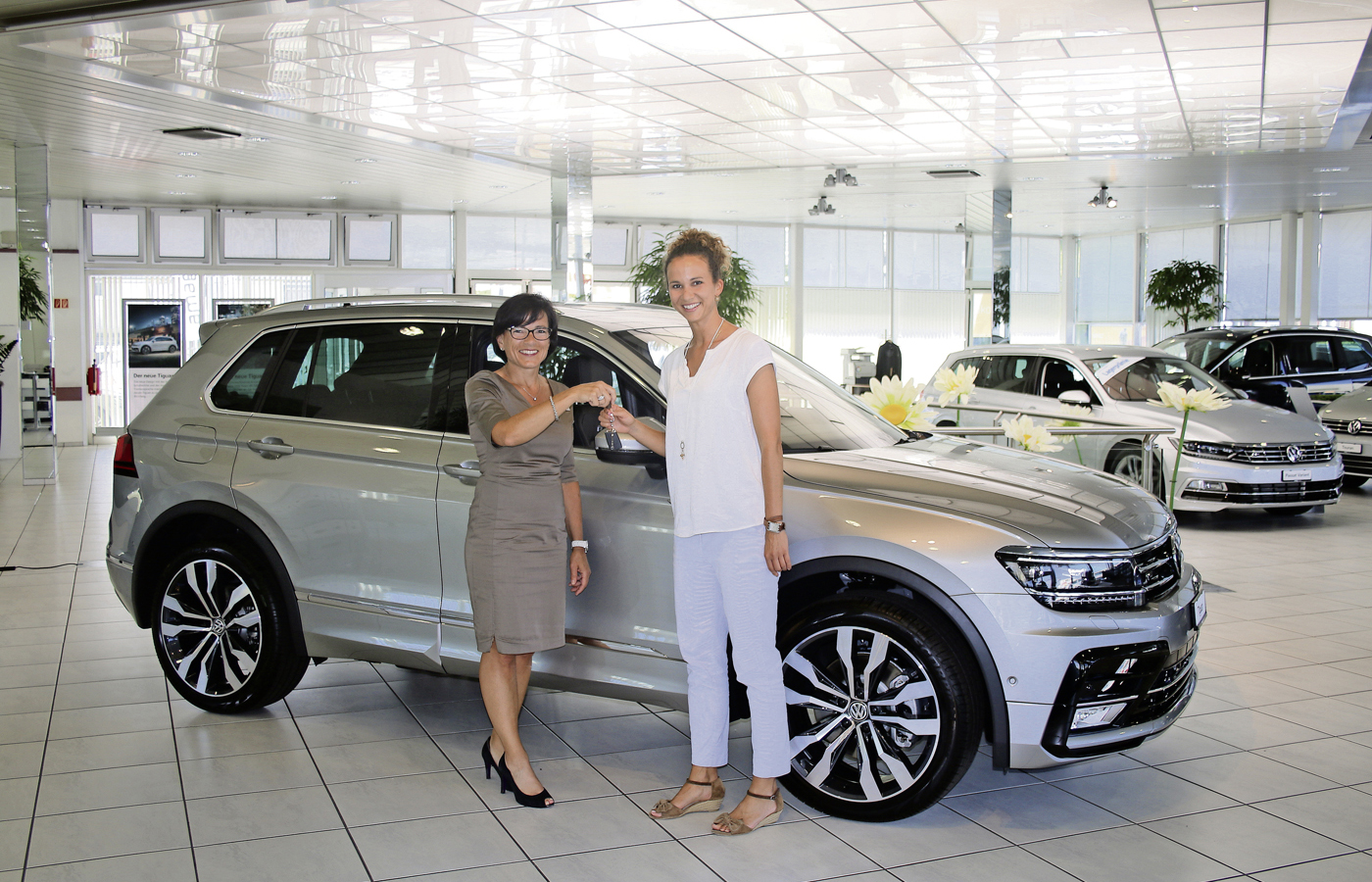 Corinne Decurtins aus Luzern (rechts) erhält die Schlüssel für den neuen VW Tiguan von Cornelia Schmid, Markenverantwortliche Volkswagen PW AMAG Ebikon.
