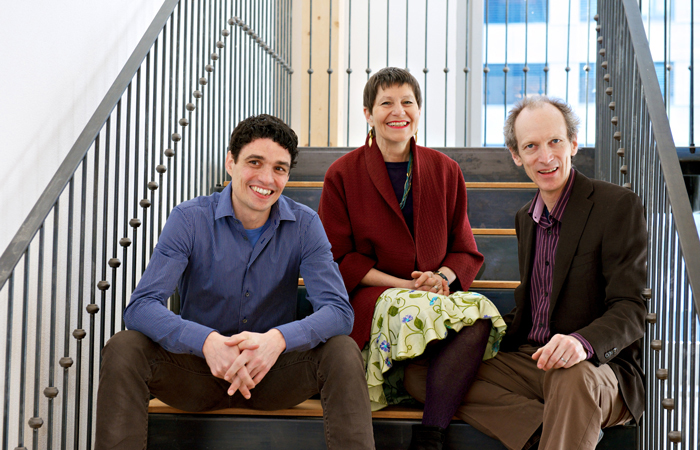 Ulrike von Blarer Zalokar (Mitte; Gründerin der Schule) mit Ehemann Peter von Blarer (rechts) und Sohn Hein Zalokar (links). Bild Maya Jörg