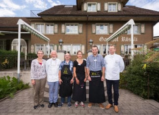 Legende Die Crew: Saisonküche-Rezeptautorin Margaretha Junker und Gilde-Mitglied Oskar «Chrüter Oski» Marti mit Stefan Ruch, Larissa Haas, Martin Joller und Gastgeber Markus Sager. Bild: Saisonküche / Roger Hofstetter