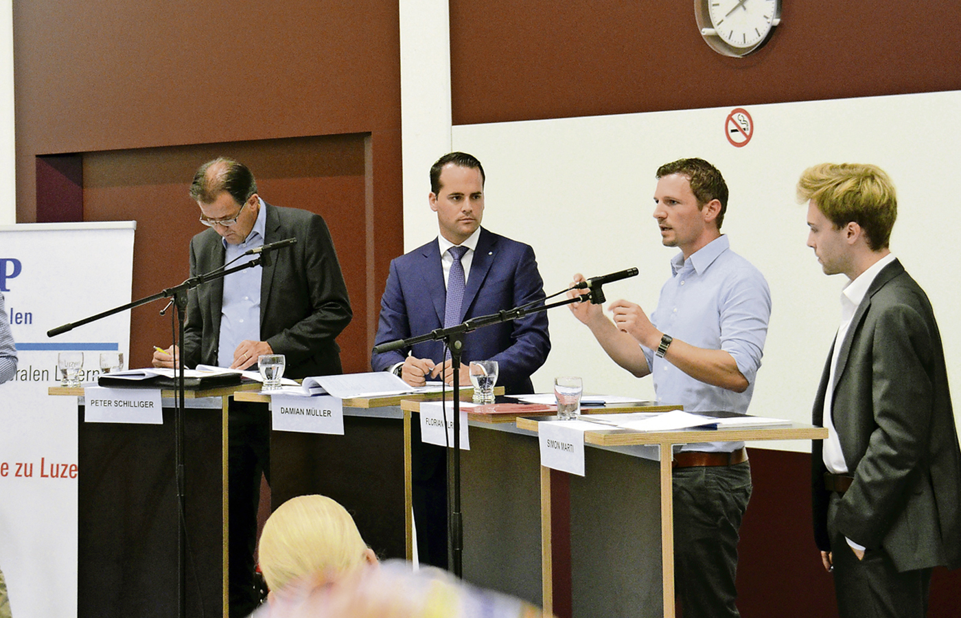 Peter Schilliger, Damian Müller, Florian Ulrich und Simon Marti diskutieren über die aktuelle Situation im Asylwesen. Bild zVg.