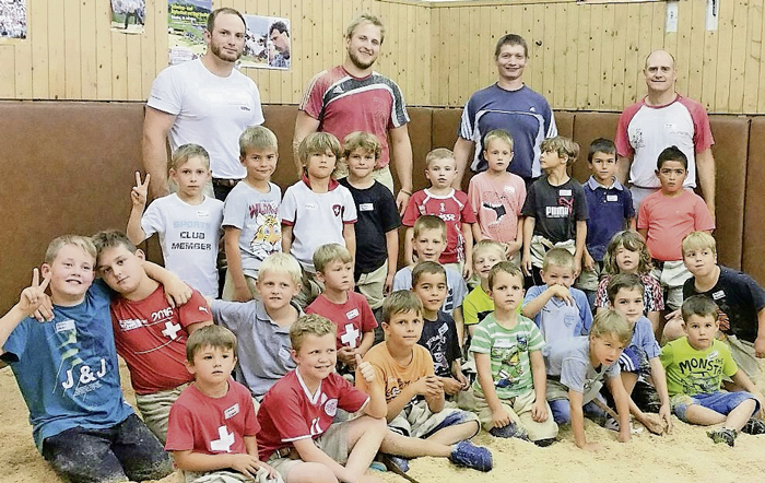 Zahlreiche Buben schnupperten am vergangenen Samstag in der Schwinghalle in Root Sägemehlluft.
