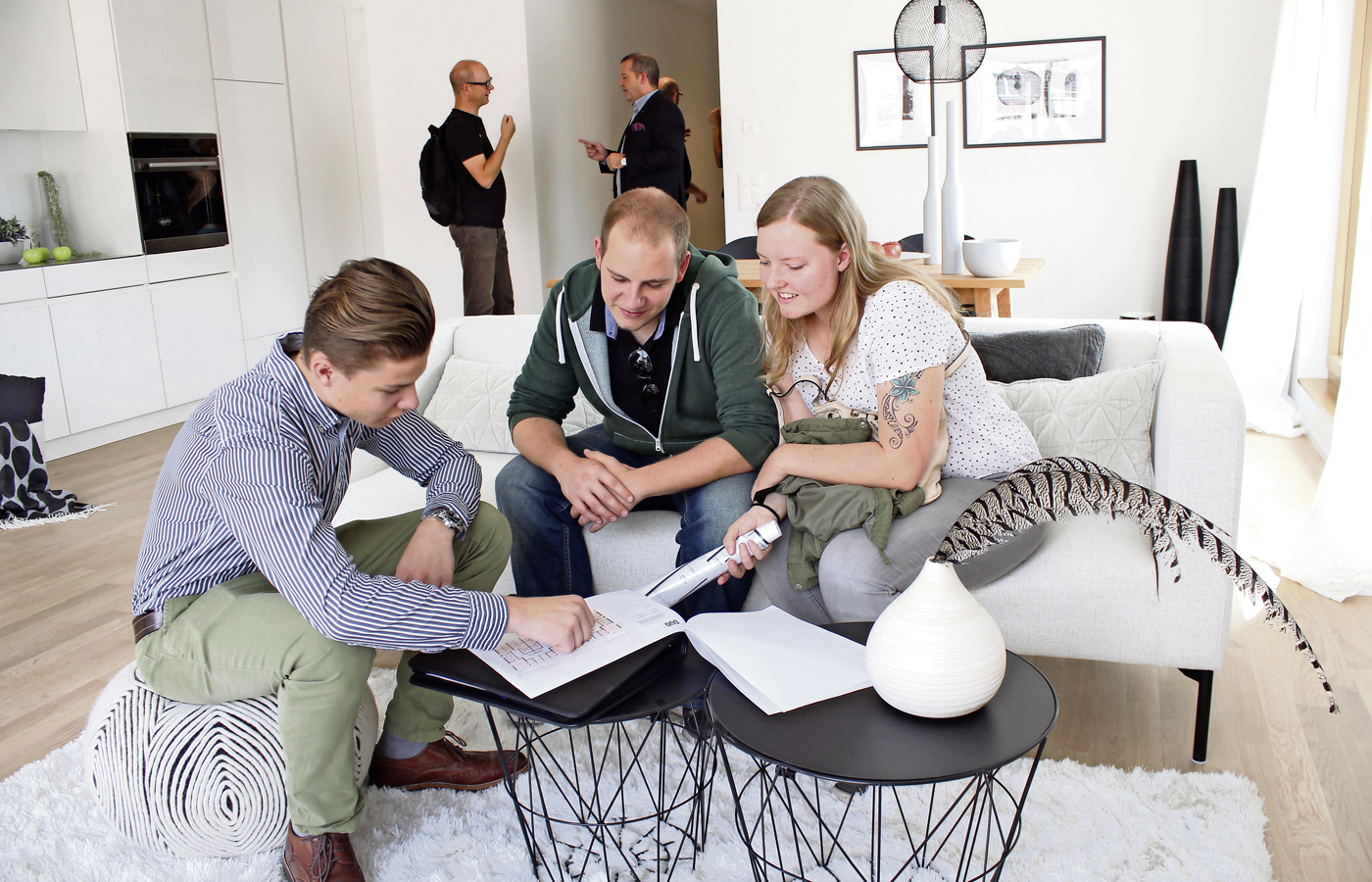 Noah Estermann, LIVIT Sachbearbeiter Bewirtschaftung, berät ein interessiertes Paar beim Wohnungsentscheid. Bild: Rolf Willimann.