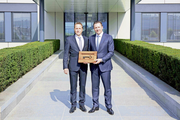 Schlüsselübergabe: Timo Schuster links, Robert Pontius rechts. Bild zVg.