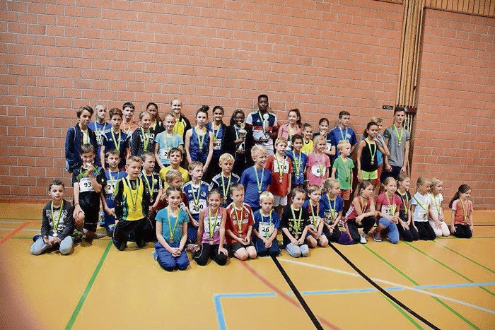 Gruppenfoto mit den Medaillengewinnerinnen und -gewinnern. Bilder zVg.